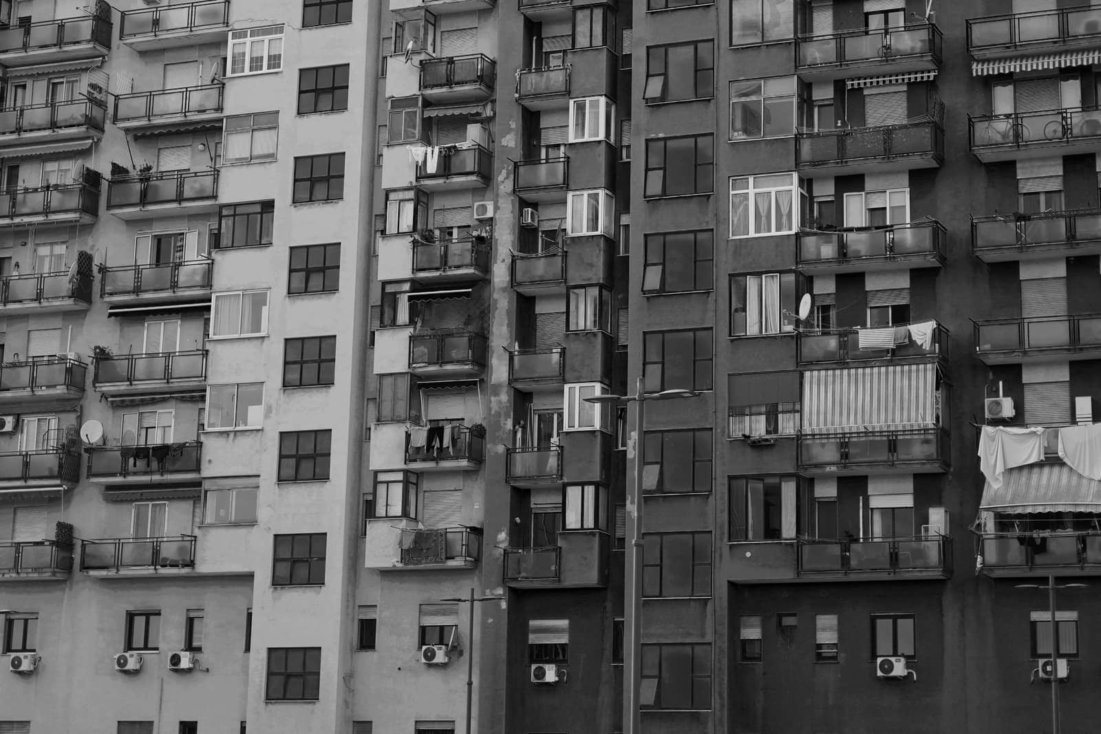 Budynek mieszkalny z balkonami, ujęcie z dołu, zdjęcie poglądowe zabudowy wielorodzinnej